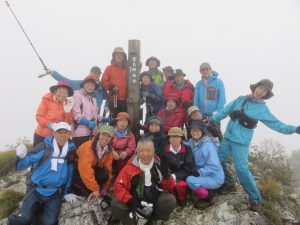 天気は悪くても山頂はうれしいもの