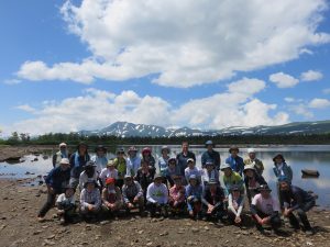 ひぐま大学 第3講座 沼の原07大沼とトムラウシ山を背景に記念写真 2020-07-19