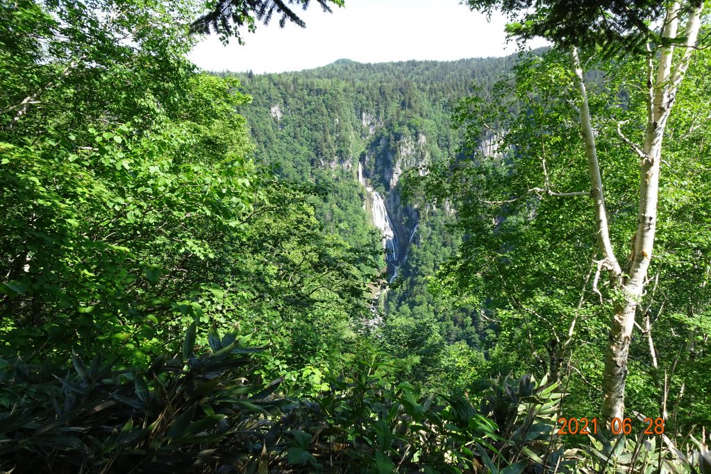 1段目の溶岩台地に上がると滝見台、道内一の落差の羽衣の滝の落ち口が目の高さに