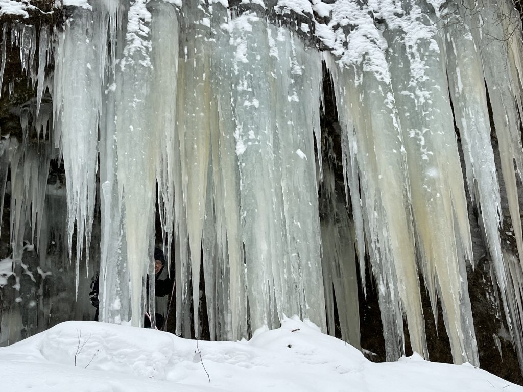 氷瀑の後ろはトンネル状