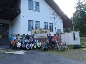 登山口の愛山渓温泉で集合写真